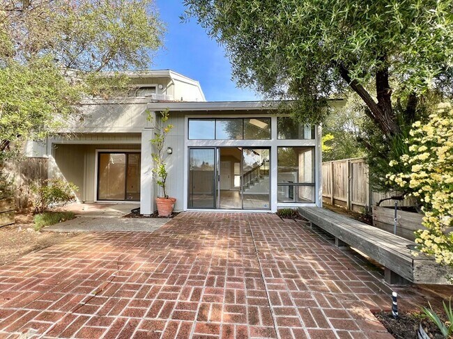 Building Photo - Three Bedroom Napa Condo on River Walk