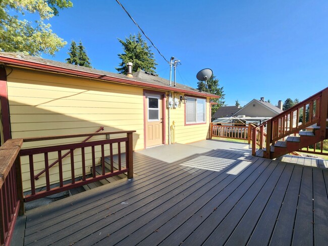 Building Photo - 10914 Willow Rd