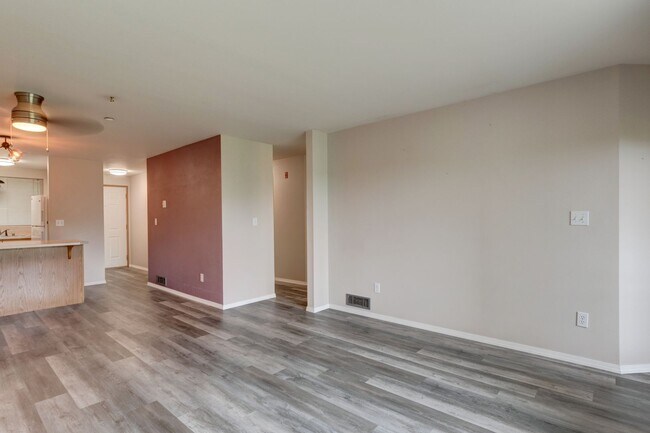 Building Photo - Three bedroom Two bath Condo at Point of V...