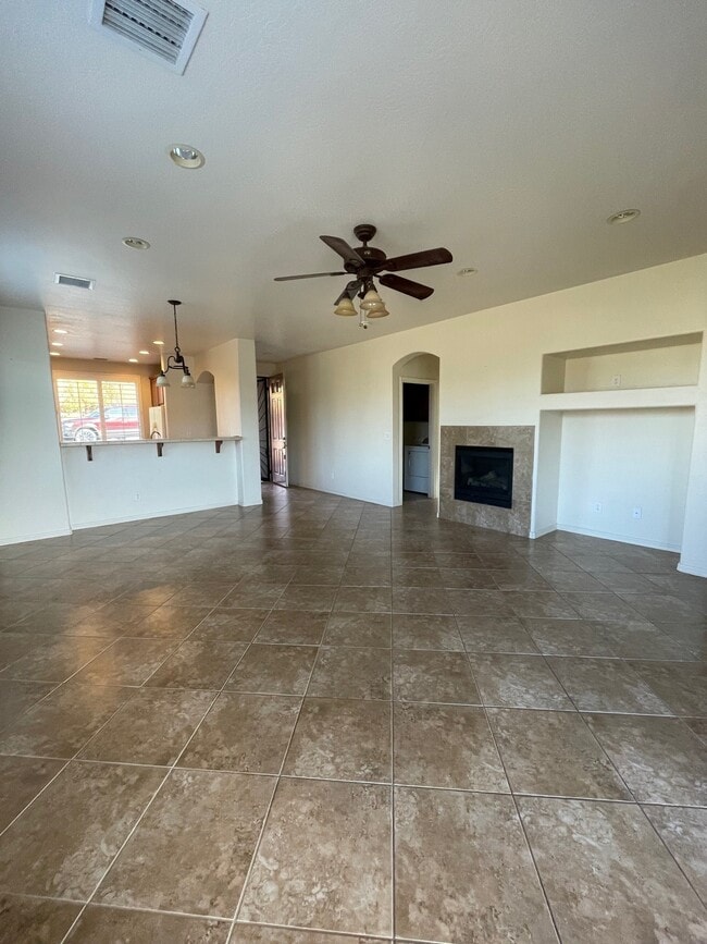 Building Photo - 1170 N Opal Dr