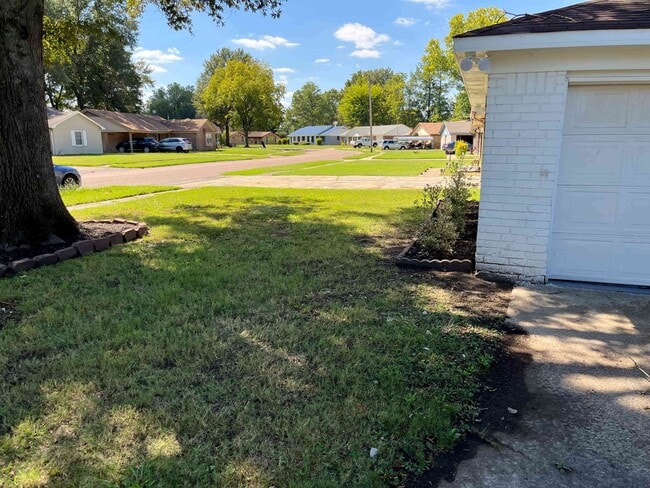 Building Photo - 709 Belmont Dr