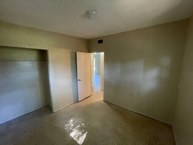 Building Photo - 2/1 Single Family Home