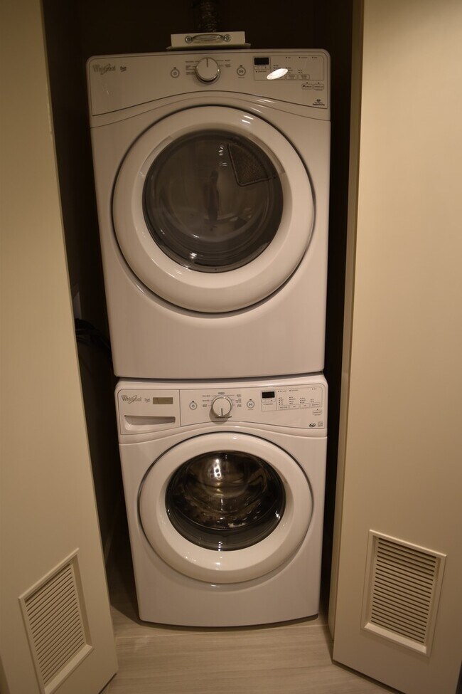 Building Photo - Spacious Luxury One Bedroom - Insignia