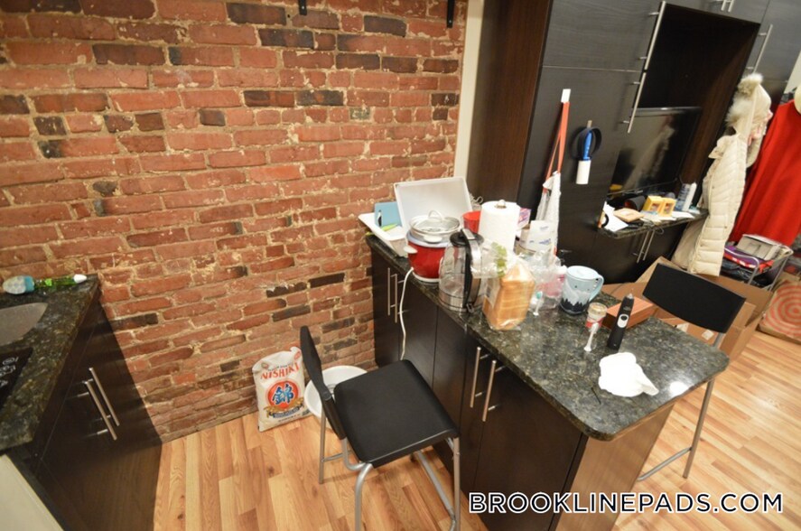 Building Photo - 1689 Beacon St