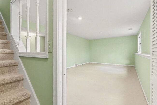 Building Photo - 4319 Valley Hollow Dr NE