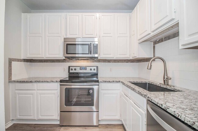 Building Photo - Recently Renovated 1-Bedroom Apartment in Prime Fort Worth Location