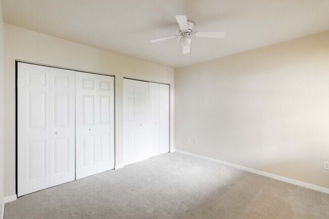 Building Photo - Spacious 2/2 condo with beautiful water vi...