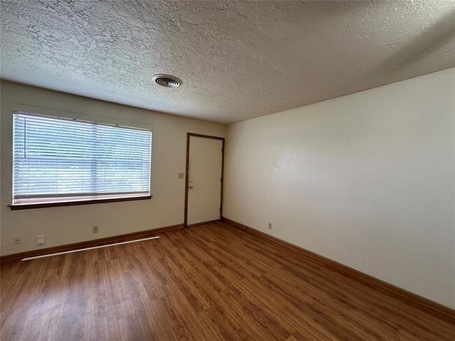 Building Photo - 2033 Delaware Ln