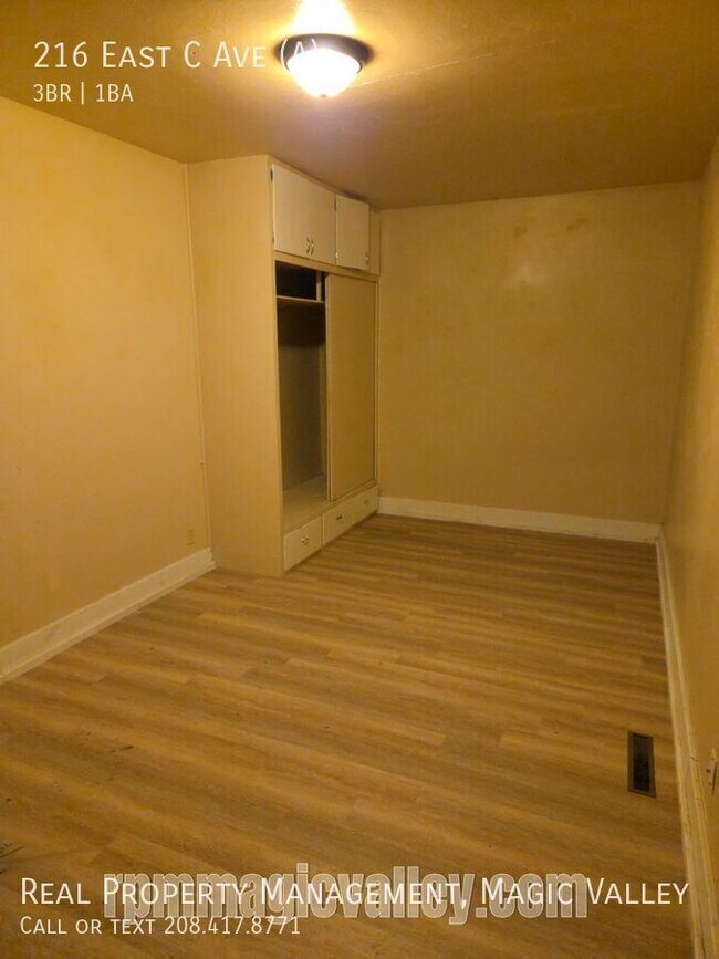 Building Photo - 216 E Ave A