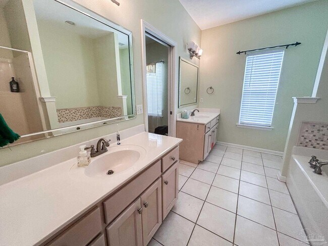 Building Photo - 1192 Longwood Dr