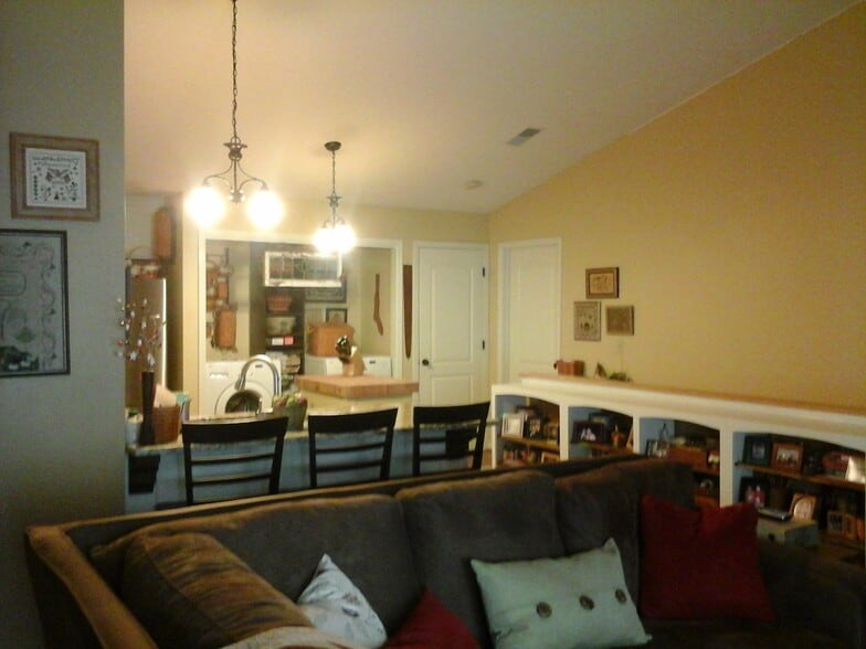 kitchen area - 915 Pope Street