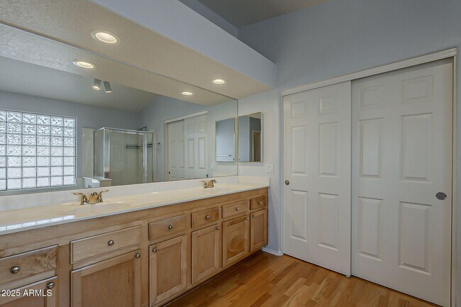 Building Photo - 927 W Azalea Pl