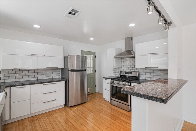 Building Photo - 320 Coronado St