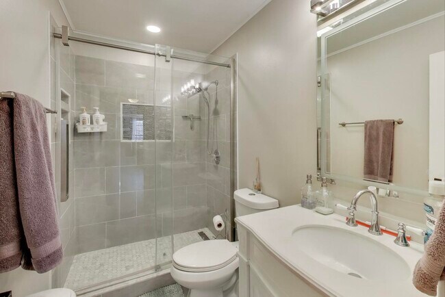 Building Photo - 9 Monroe Ct