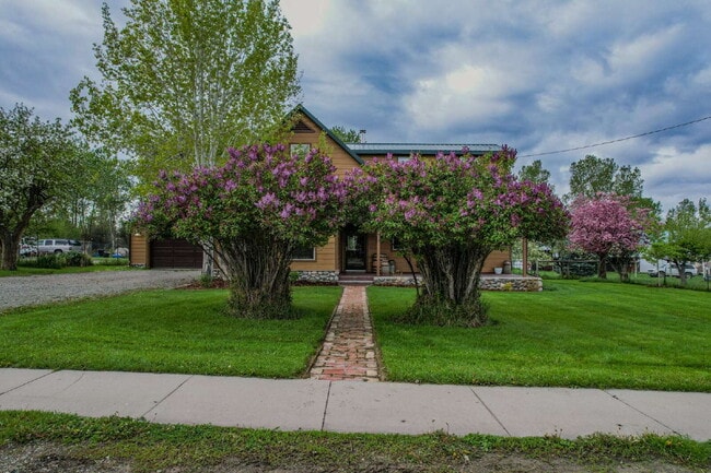 Building Photo - Spacious 4-Bedroom Home in the Heart of Sh...