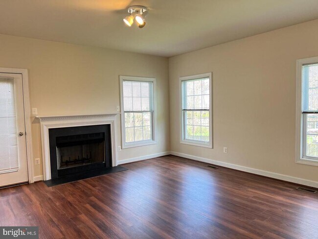 Building Photo - 6930 Westlawn Dr