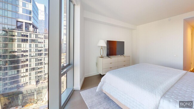 Building Photo - 635 W 59th St