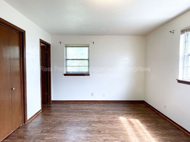 Building Photo - 4841 Newport Dr