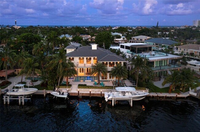 Building Photo - 2307 N Riverside Dr