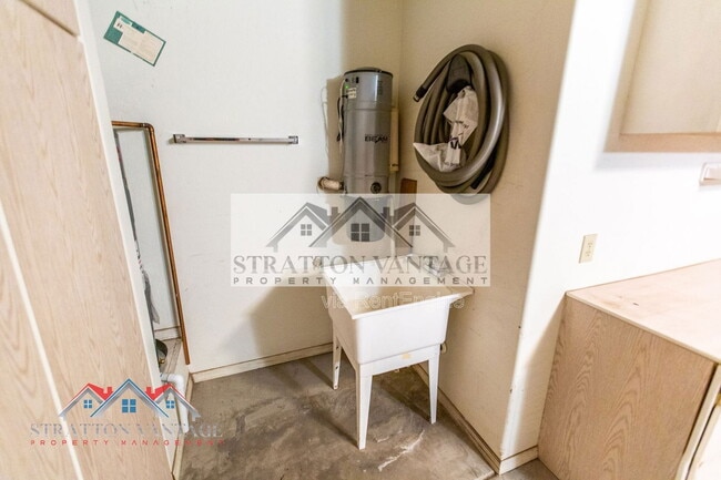 Building Photo - 10864 E Lindner Ave