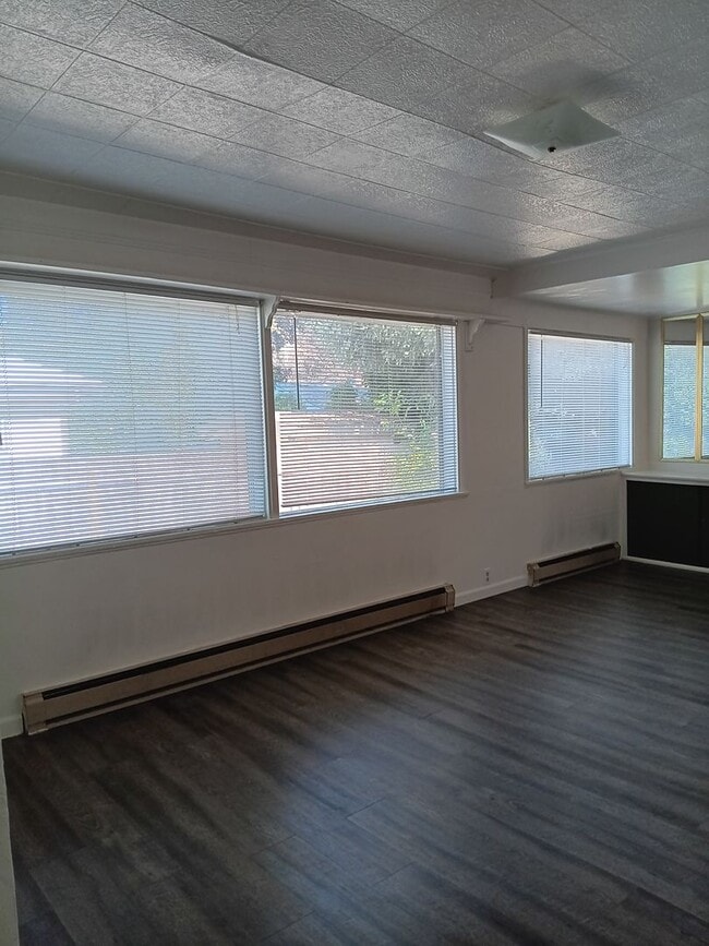 Building Photo - Duplex 4 Blocks From WOU Available