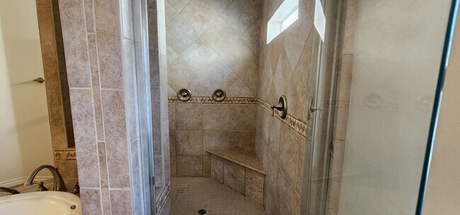 Building Photo - Spacious 5-Bedroom Home in Gated Las Vegas Community