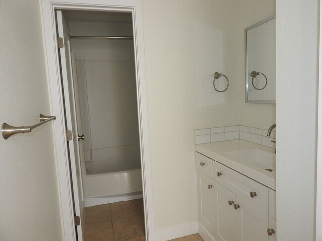 Building Photo - Lovely 2 bed 2bath with Stunning Views