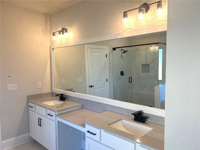 Building Photo - 4265 Oak Dr