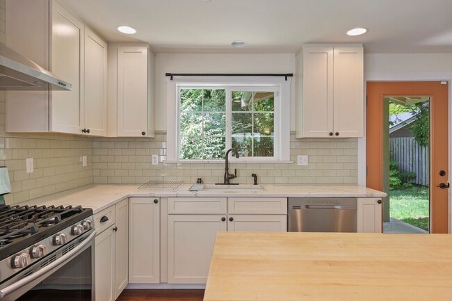 Building Photo - MOVE IN READY NOW! Stylish One-Bedroom A/C...
