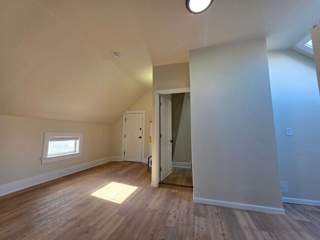 Building Photo - 210 S Maple Ave