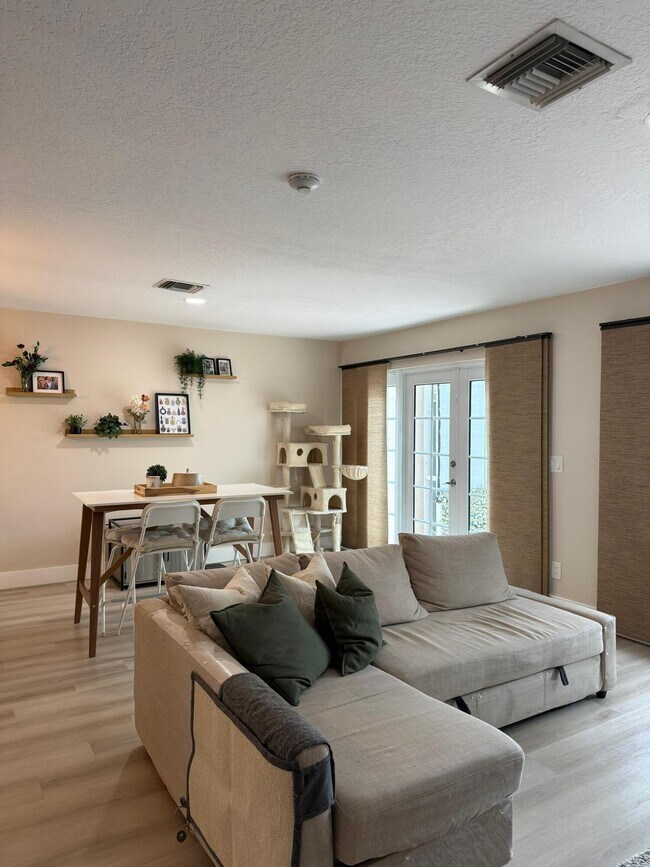 Building Photo - 1120 W Lakes Dr