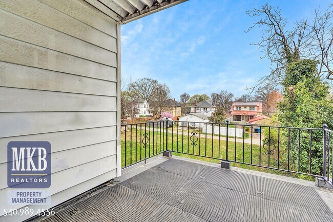 Building Photo - Beautiful 2 Bedroom, 1 Bath Duplex in SW Roanoke City