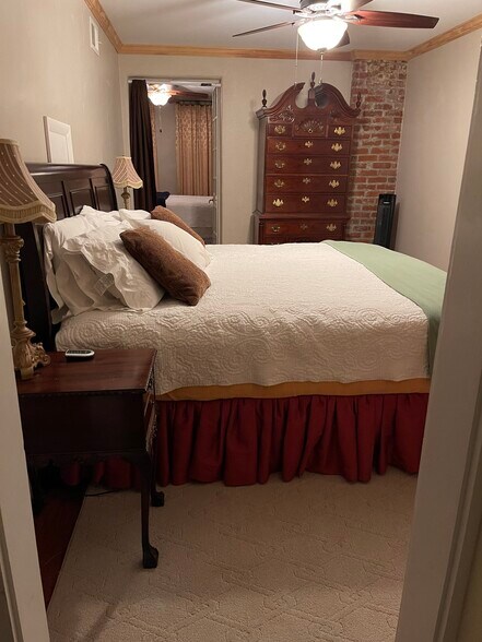 Building Photo - 450 Lake Shore Dr W