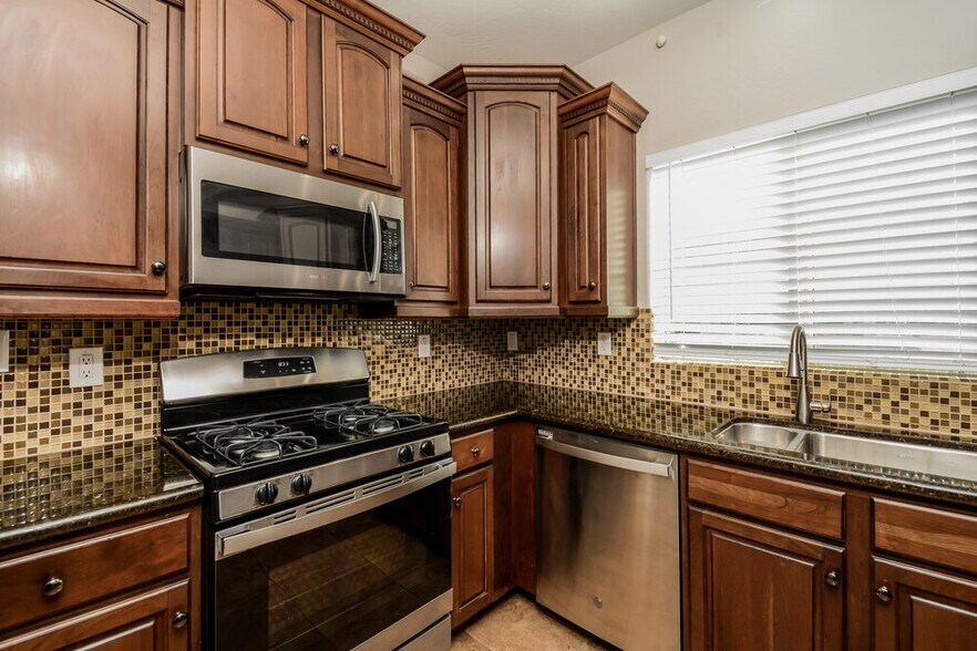 Building Photo - 14208 W Country Gables Dr