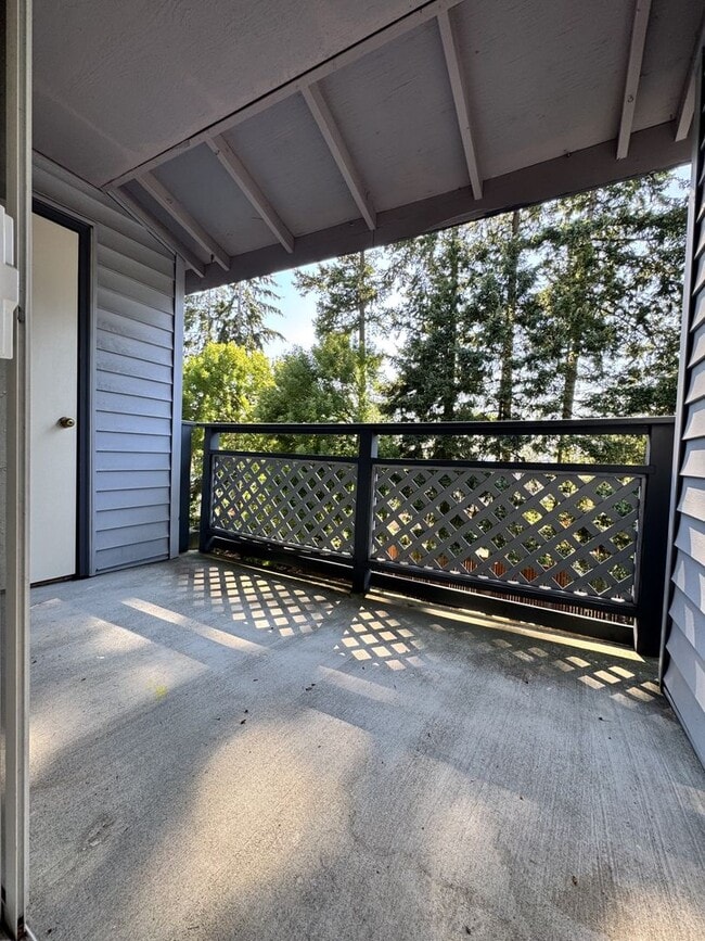 Building Photo - Spacious 3 bed 1.75 bath top floor unit in Des Moines
