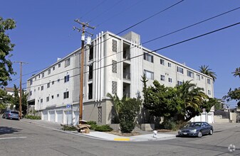 Building Photo - 1008 E 23rd St