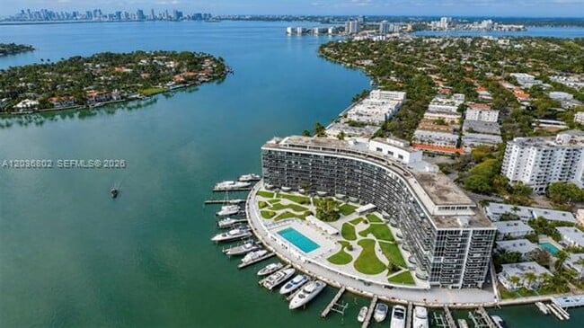 Building Photo - 900 Bay Dr