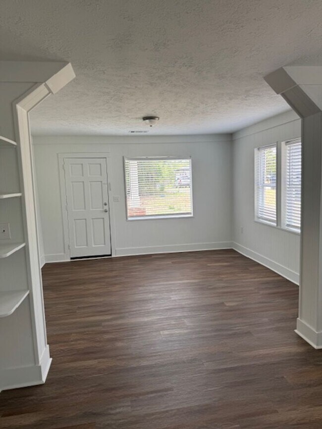 Building Photo - Completely renovated near The Greenway