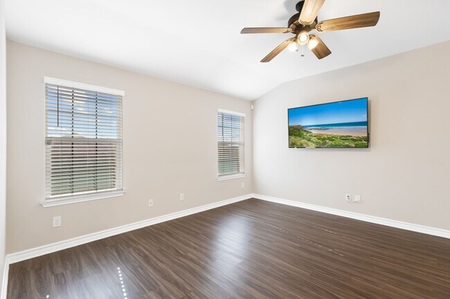 Building Photo - Well-Maintained 3-Bedroom Home – Ideal for Students & Professionals!