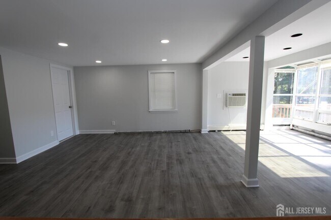 Building Photo - 2 Maple Ave