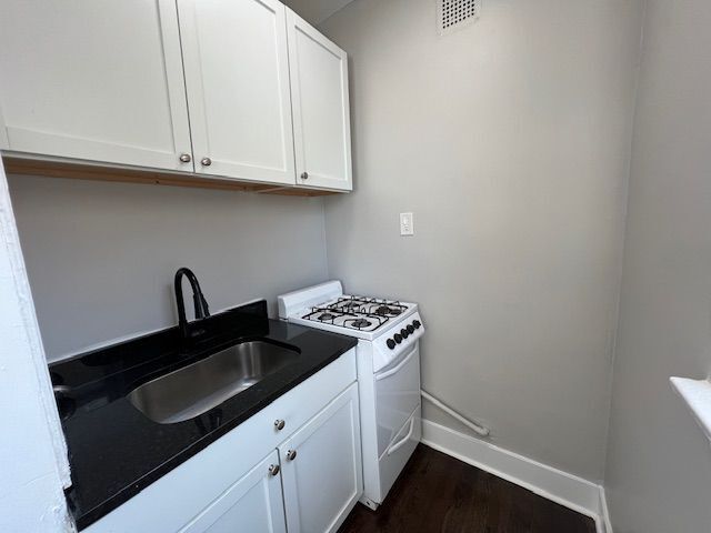 Building Photo - 6912 N Ashland Ave