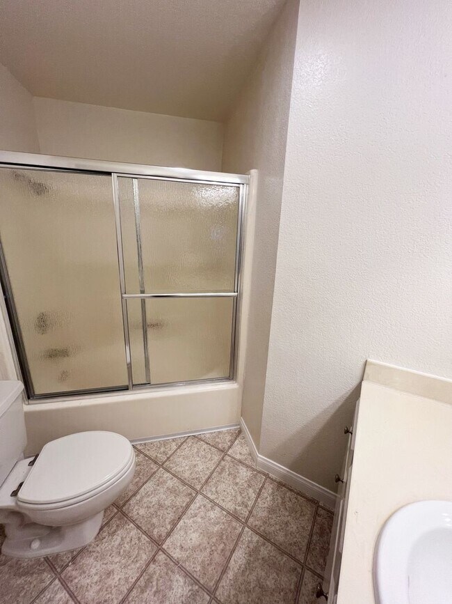 Building Photo - 2 Bed/2 Bath Third Level Condo at City Scene!