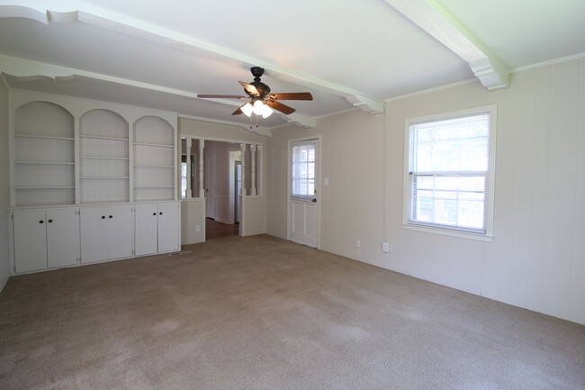 Building Photo - 2 Bedroom 1 Bath Home In Fairway