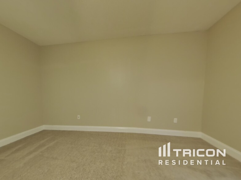 Building Photo - 381 River Trace Dr