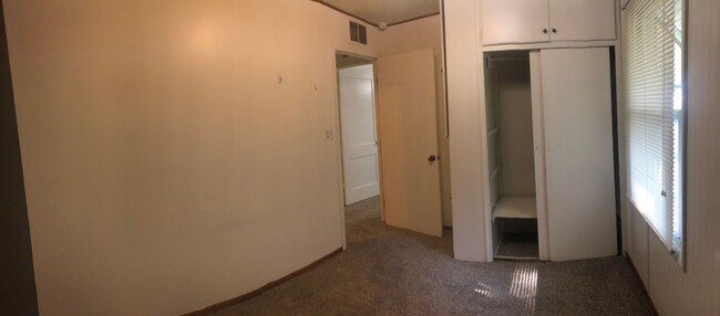 Building Photo - Spacious 2-Bedroom Home