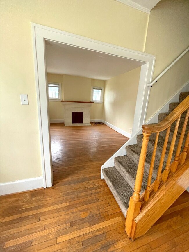 Building Photo - 903 Dewey Ave