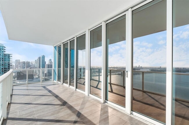 Building Photo - 2020 N Bayshore Dr