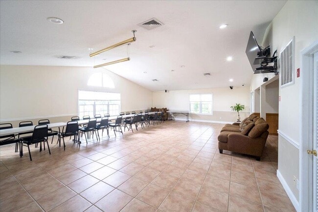 Building Photo - 1421 Whispering Hills Dr