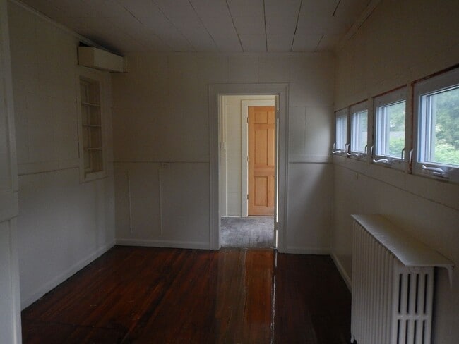 Building Photo - AVAILABLE 6/1/26 - Large House Available O...
