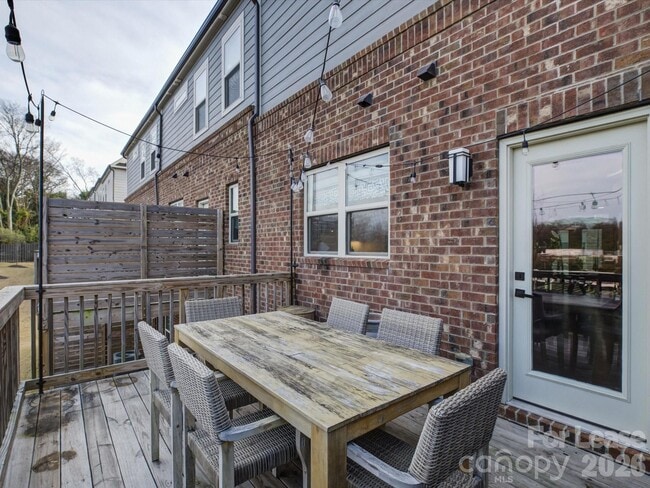 Building Photo - 11015 Stetler St